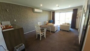 Luxury Studio Suite, Kitchenette, Mountain View | WiFi (free) - Tongariro Suites (Horopito)