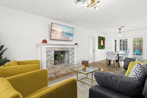 Smart TV - Pool Home - MiniGolf -Arcade- Near Beaches - Pet Friendly (Sarasota)