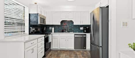 Kühlschrank, Mikrowelle, Ofen, Herdplatte