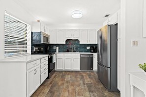 Fridge, microwave, oven, stovetop - Pool Home - MiniGolf -Arcade- Near Beaches - Pet Friendly (Sarasota)