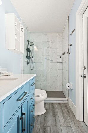 Dusj, hårføner, håndklær og såpe