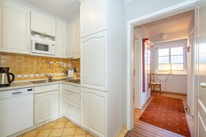 Kühlschrank, Mikrowelle, Herdplatte, Geschirrspüler