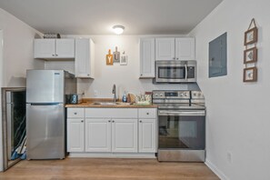 Private kitchen - Walk to the beach beautiful cozy apartment A  (Myrtle Beach)