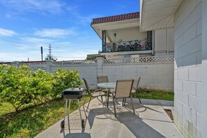 Outdoor dining - Walk to the beach beautiful cozy apartment A  (Myrtle Beach)