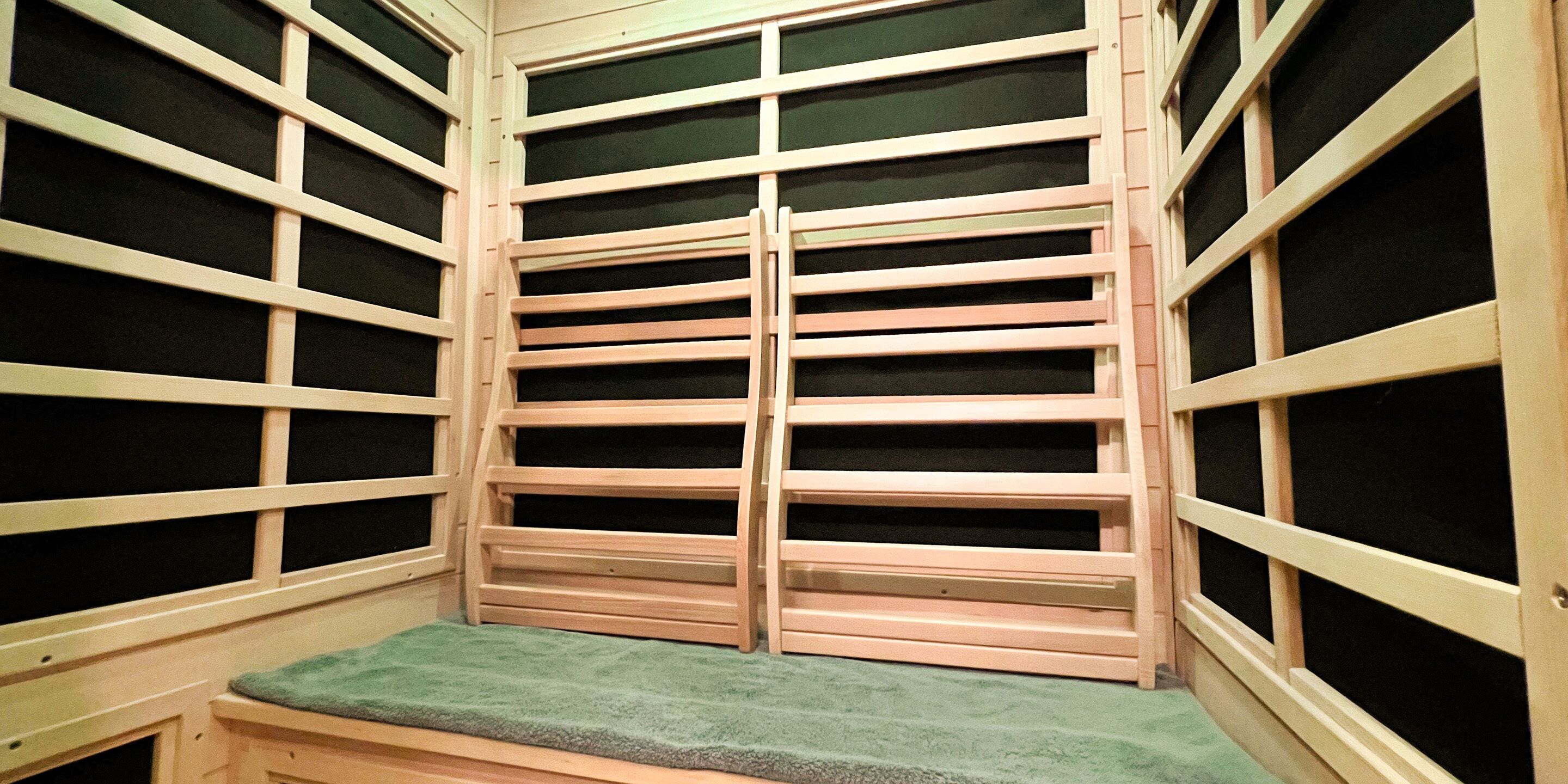 Pengering rambut, toilet dengan bidet elektronik, handuk, dan sabun