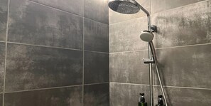 Secador de cabelo, vasos sanitários com bidê eletrônico