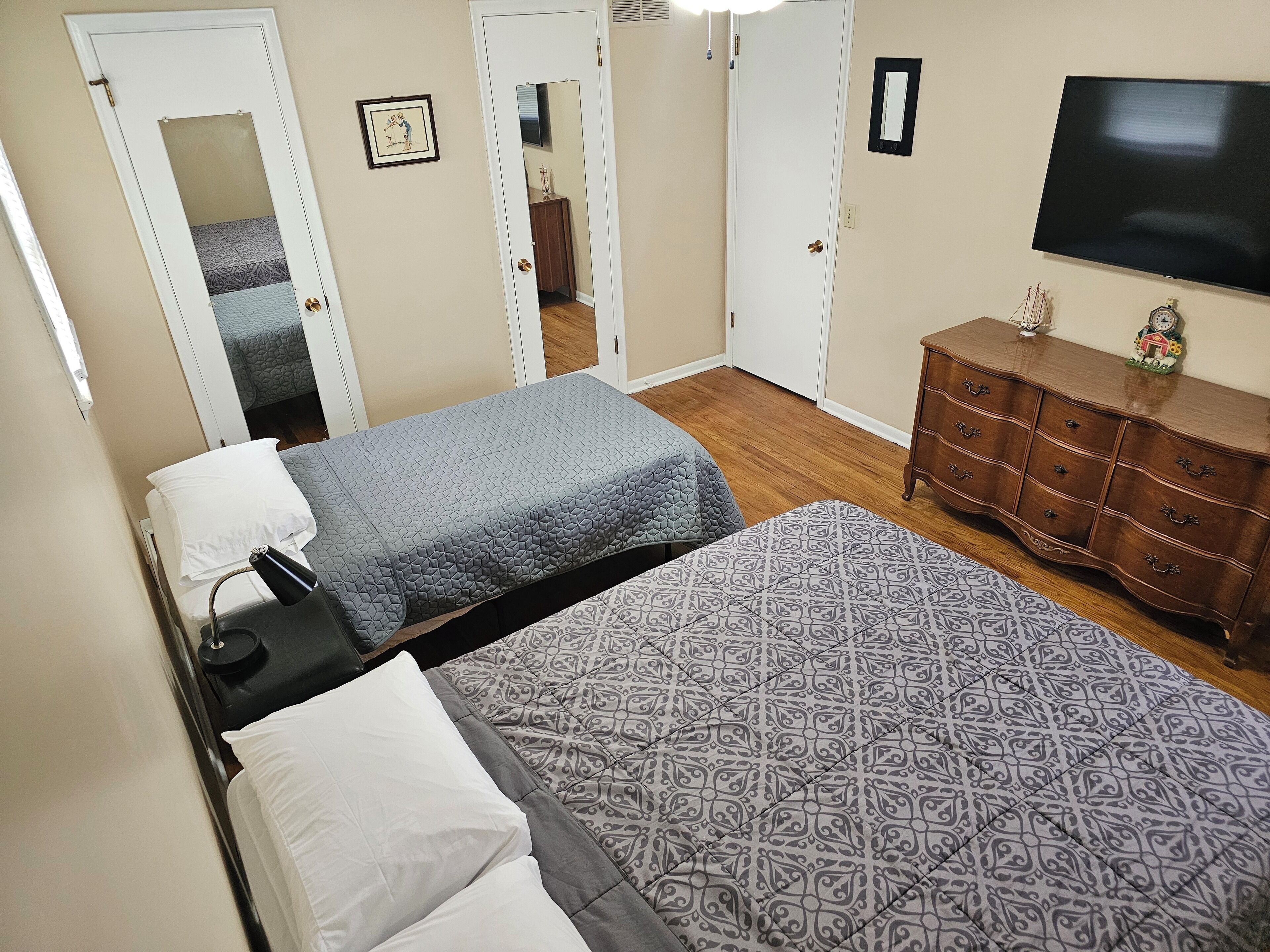 4 chambres, bureau, fer et planche à repasser, lit parapluie