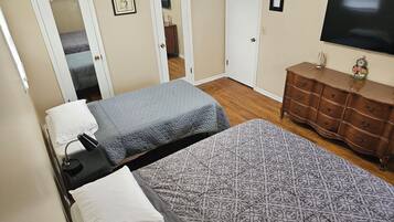 4 chambres, bureau, fer et planche à repasser, lit parapluie