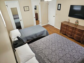 3 soverom, skrivebord, strykejern/-brett og reiseseng for barn