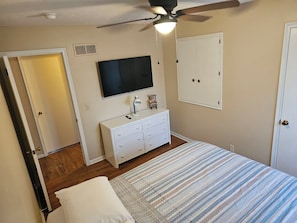 4 bedrooms, desk, iron/ironing board, travel crib