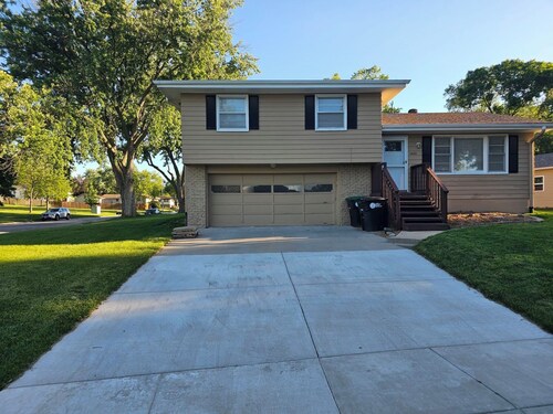  West Omaha home. clean, nice & safe ! Near a park 