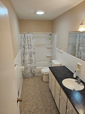 Shower, hair dryer, towels, soap -  West Omaha home. clean, nice & safe ! Near a park  (Omaha)