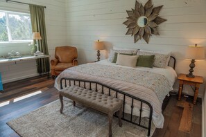 2 soverom, skrivebord, strykejern/-brett og reiseseng for barn