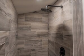 Hårtørrer, håndklæder, Shampoo, Toiletpapir