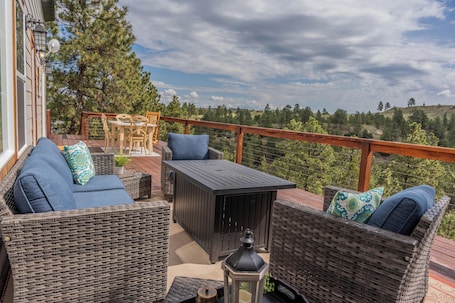 Outdoor dining. Farmhouse Cottage @ Old Pine Retreats