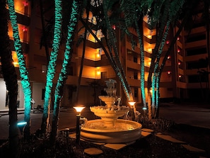 Property grounds - Sandarac on the Beach - exclusive Penthouse Condo with Private Lanai - all New (Fort Myers Beach)