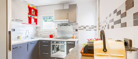 Réfrigérateur, micro-ondes, four, grille-pain