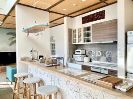 Refrigerador con freezer, microondas, horno, placa de cocina