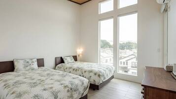 Villa Standard | Mörkläggningsgardiner, ljudisolering och strykjärn/strykbräda