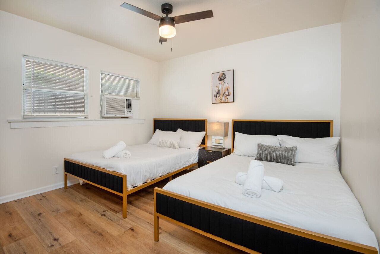 Exposition Park Apt. Sleeps 4