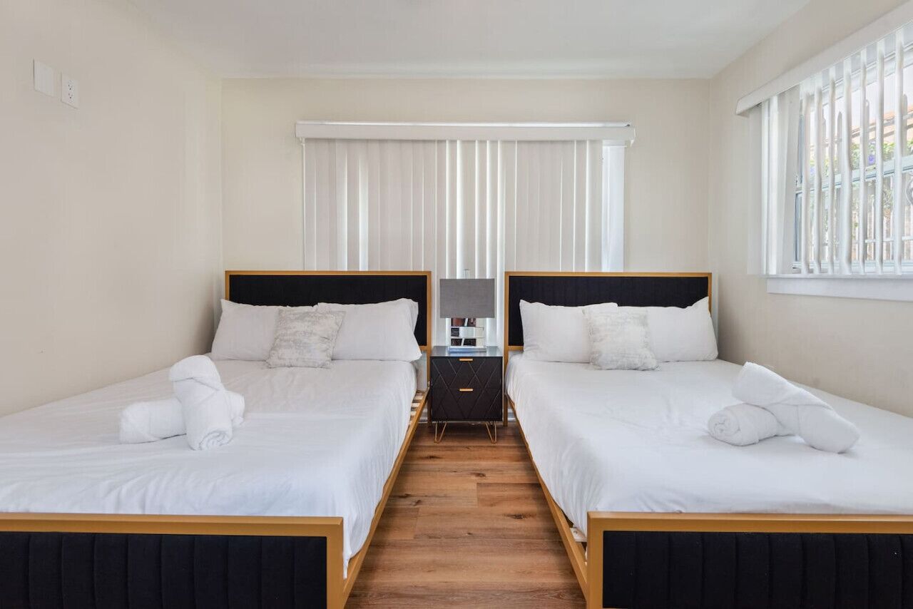 Spacious 1 Bedroom in LA Sleeps 4