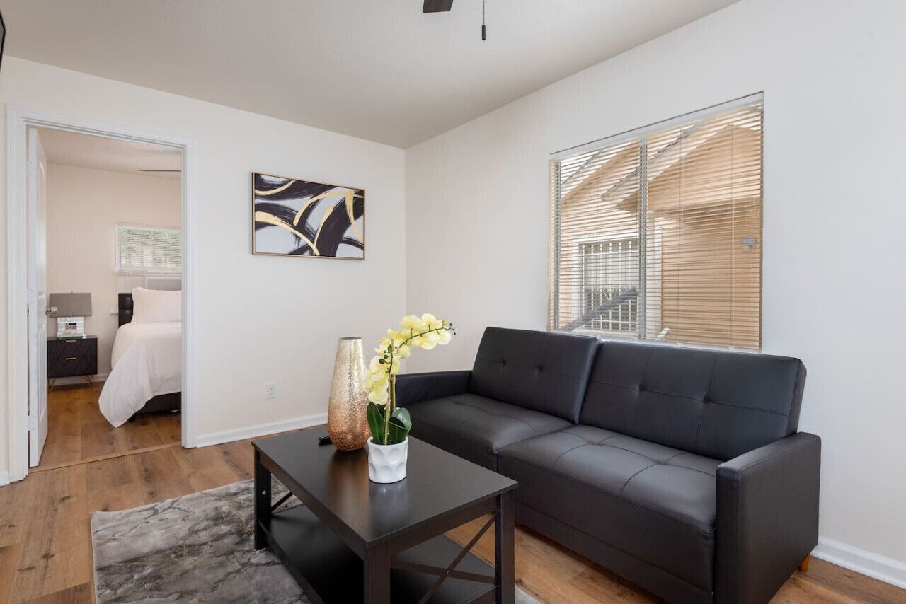 1 Bedroom  Apt. in Vibrant LA Sleep 4