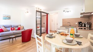 Ein modernes Apartment mit Wohnzimmer, Essbereich und Küche.