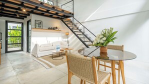 Loftsrom – deluxe, 1 soverom, privat basseng | Oppholdsområde