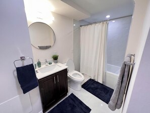 Secador de cabelo, toalhas de banho, sabonete, papel higiênico