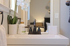 Hair dryer, towels, soap, shampoo - Orangeburg, Modesto (Modesto)