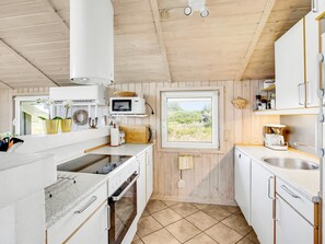 Kylskåp, mikrovågsugn, diskmaskin och grytor/köksredskap
