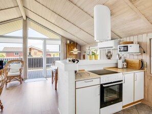 Kjøleskap, mikrobølgeovn, oppvaskmaskin og kjøkkenutstyr