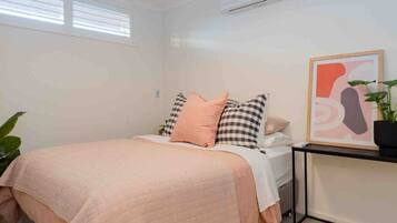 2 bedrooms, iron/ironing board, WiFi, bed sheets