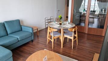 Suite, 3 Bedrooms, Non Smoking, City View | Living area