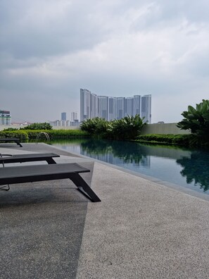Outdoor pool - Una Residence By Maya (Kuala Lumpur)