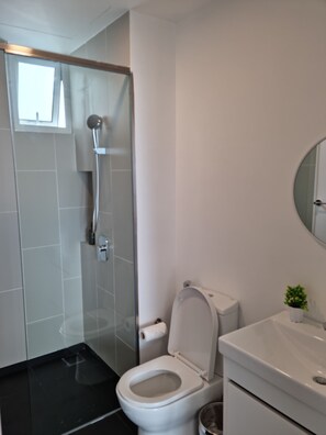 A modern bathroom with a toilet, sink, and shower. - Una Residence By Maya (Kuala Lumpur)