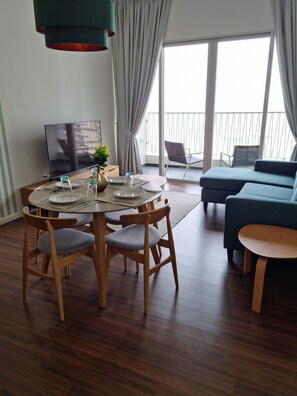 Suite, 3 Bedrooms, Non Smoking, City View | Living area