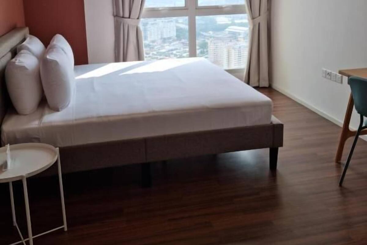 3 bedrooms, desk, laptop workspace, soundproofing