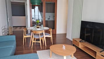 Suite, 3 Bedrooms, Non Smoking, City View | Living area