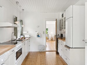 Kühlschrank, Mikrowelle, Geschirrspüler, Kochgeschirr/Geschirr/Besteck