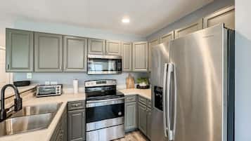 Jääkaappi, mikroaaltouuni, uuni, liesi