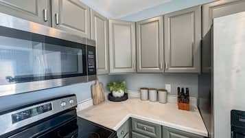 KĂŒhlschrank, Mikrowelle, Ofen, Herdplatte