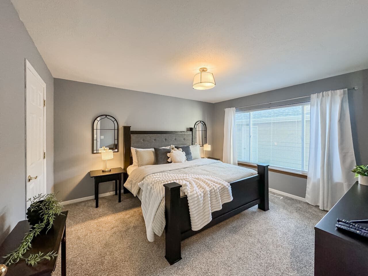 2 bedrooms, desk, iron/ironing board, WiFi