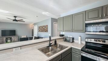 Geladeira, micro-ondas, fogão, cooktop