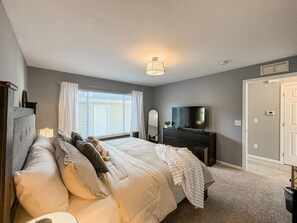 2 habitaciones, escritorio, tabla de planchar con plancha y wifi