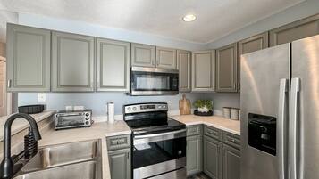 Een koelkast, een magnetron, een oven, een kookplaat