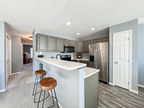 Réfrigérateur, micro-ondes, four, plaque de cuisson