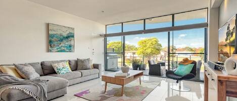 Téléviseur connecté, lecteur de DVD, sélection de films