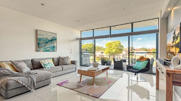 Smart TV, DVD player, video library - The Terrace (Huskisson)