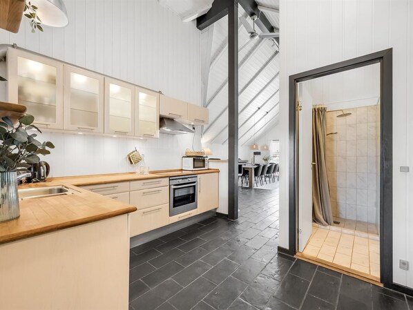 Kylskåp, mikrovågsugn, diskmaskin och grytor/köksredskap